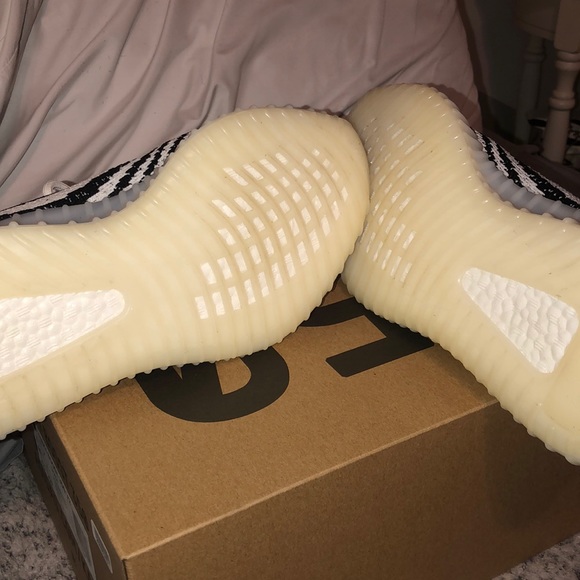 Yeezy Boost 350 V2 'Zebra' - Picture 5 of 6